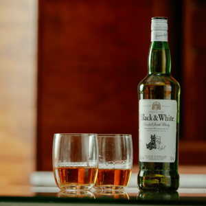 Black_&_White_Scotch_Whisky_750mL_11300000_2-min